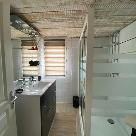 A Laurent D'aigouze, Simple Et Tranquille Apartamento Saint-Laurent-dʼAigouze